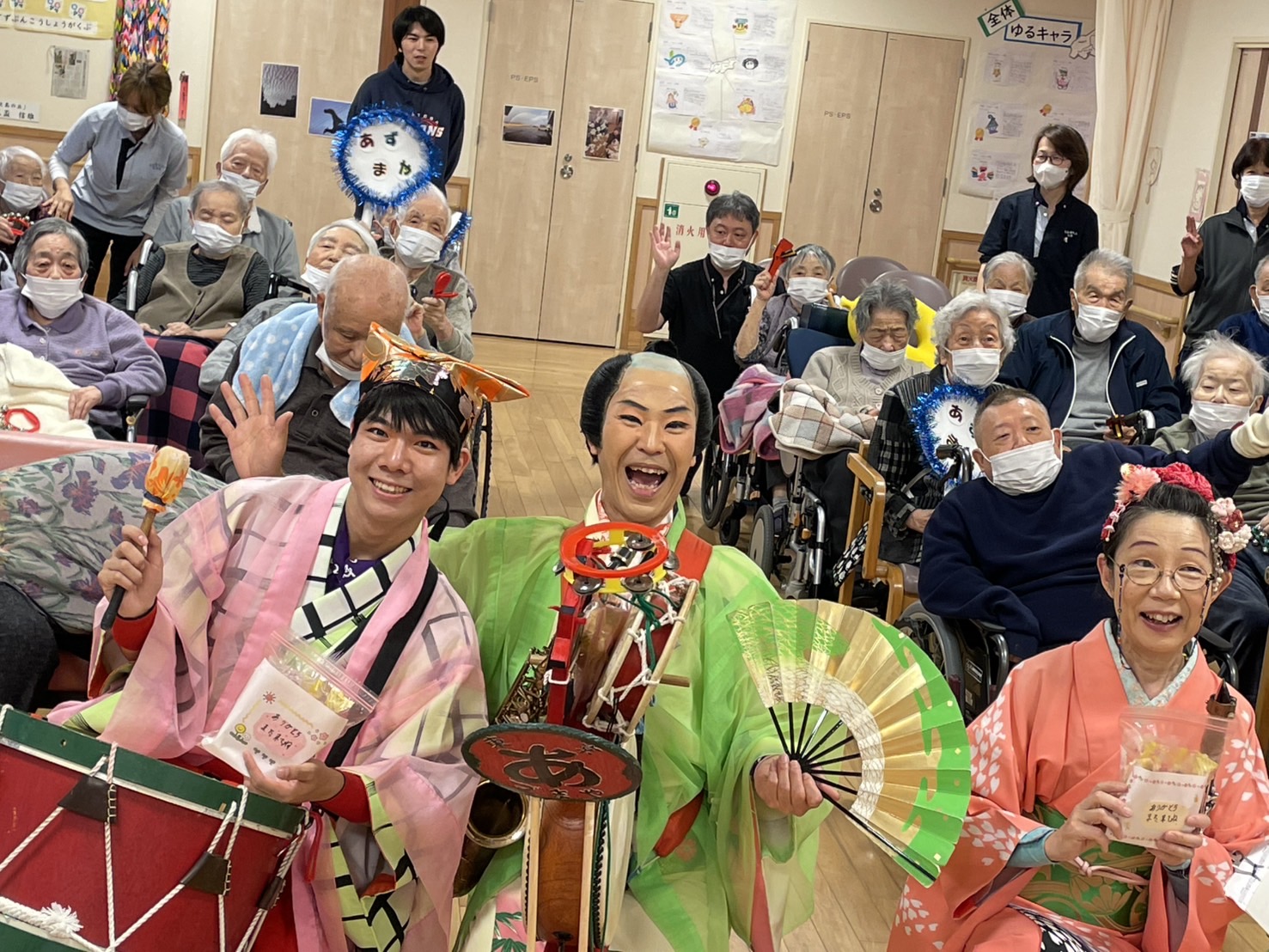 介護施設での季節行事。入居者と職員が着物を着て笑顔で楽しんでいる様子。